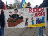 Teilnehmer mit Banner, Schlossplatz, Stuttgart, 4. April 2026, Foto: Sergej Perelman