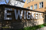 Rustikales Relikt: Wuchtiges Holz und massives Eisen erinnern an den harten handwerklichen Alltag in der Fuggerei.